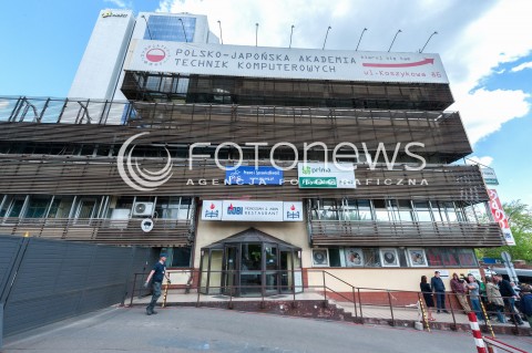  26.04.2018 WARSZAWA<br />PREZENTACJA KANDYDATOW PIS NA PREZYDENTOW MIAST<br />N/Z DZIENNIKARZE PRZED SIEDZIBA PIS NA NOWOGRODZKIEJ<br /> 