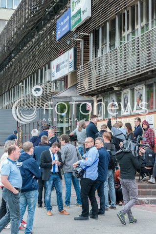  26.04.2018 WARSZAWA<br />PREZENTACJA KANDYDATOW PIS NA PREZYDENTOW MIAST<br />N/Z DZIENNIKARZE PRZED SIEDZIBA PIS NA NOWOGRODZKIEJ<br /> 