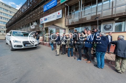  26.04.2018 WARSZAWA<br />PREZENTACJA KANDYDATOW PIS NA PREZYDENTOW MIAST<br />N/Z DZIENNIKARZE PRZED SIEDZIBA PIS NA NOWOGRODZKIEJ<br /> 