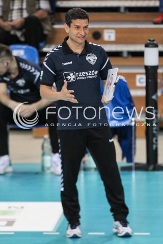  26.04.2018 RZESZOW <br />SIATKOWKA LIGA SIATKOWKI KOBIET LSK 2017/2018 WOMEN VOLLEYBALL POLAND POLISH LEAGUE <br />FAZA PLAYOFF - MECZ O 3. MIEJSCE - 1. MECZ<br />MECZ DEVELOPRES SKYRES RZESZOW - GROT BUDOWLANI LODZ <br />N/Z LORENZO MICELLI - I TRENER ( HEAD COACH ) SYLWETKA <br /> 