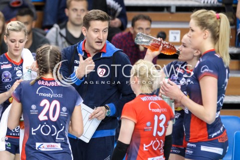  26.04.2018 RZESZOW <br />SIATKOWKA LIGA SIATKOWKI KOBIET LSK 2017/2018 WOMEN VOLLEYBALL POLAND POLISH LEAGUE <br />FAZA PLAYOFF - MECZ O 3. MIEJSCE - 1. MECZ<br />MECZ DEVELOPRES SKYRES RZESZOW - GROT BUDOWLANI LODZ <br />N/Z BLAZEJ KRYSZTALOWICZ - I TRENER ( HEAD COACH ) <br /> 