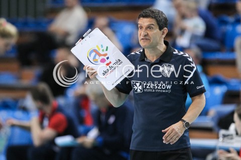  26.04.2018 RZESZOW <br />SIATKOWKA LIGA SIATKOWKI KOBIET LSK 2017/2018 WOMEN VOLLEYBALL POLAND POLISH LEAGUE <br />FAZA PLAYOFF - MECZ O 3. MIEJSCE - 1. MECZ<br />MECZ DEVELOPRES SKYRES RZESZOW - GROT BUDOWLANI LODZ <br />N/Z LORENZO MICELLI - I TRENER ( HEAD COACH ) SYLWETKA <br /> 
