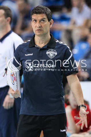  26.04.2018 RZESZOW <br />SIATKOWKA LIGA SIATKOWKI KOBIET LSK 2017/2018 WOMEN VOLLEYBALL POLAND POLISH LEAGUE <br />FAZA PLAYOFF - MECZ O 3. MIEJSCE - 1. MECZ<br />MECZ DEVELOPRES SKYRES RZESZOW - GROT BUDOWLANI LODZ <br />N/Z LORENZO MICELLI - I TRENER ( HEAD COACH ) SYLWETKA <br /> 