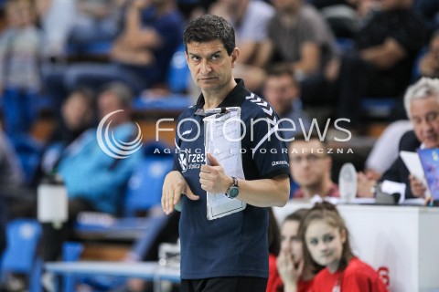  26.04.2018 RZESZOW <br />SIATKOWKA LIGA SIATKOWKI KOBIET LSK 2017/2018 WOMEN VOLLEYBALL POLAND POLISH LEAGUE <br />FAZA PLAYOFF - MECZ O 3. MIEJSCE - 1. MECZ<br />MECZ DEVELOPRES SKYRES RZESZOW - GROT BUDOWLANI LODZ <br />N/Z LORENZO MICELLI - I TRENER ( HEAD COACH ) SYLWETKA <br /> 
