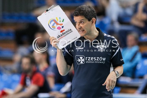  26.04.2018 RZESZOW <br />SIATKOWKA LIGA SIATKOWKI KOBIET LSK 2017/2018 WOMEN VOLLEYBALL POLAND POLISH LEAGUE <br />FAZA PLAYOFF - MECZ O 3. MIEJSCE - 1. MECZ<br />MECZ DEVELOPRES SKYRES RZESZOW - GROT BUDOWLANI LODZ <br />N/Z LORENZO MICELLI - I TRENER ( HEAD COACH ) SYLWETKA <br /> 