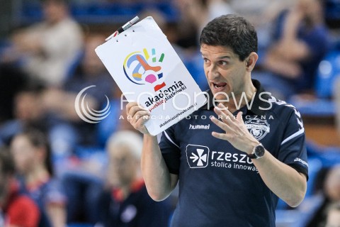 26.04.2018 RZESZOW <br />SIATKOWKA LIGA SIATKOWKI KOBIET LSK 2017/2018 WOMEN VOLLEYBALL POLAND POLISH LEAGUE <br />FAZA PLAYOFF - MECZ O 3. MIEJSCE - 1. MECZ<br />MECZ DEVELOPRES SKYRES RZESZOW - GROT BUDOWLANI LODZ <br />N/Z LORENZO MICELLI - I TRENER ( HEAD COACH ) SYLWETKA <br /> 