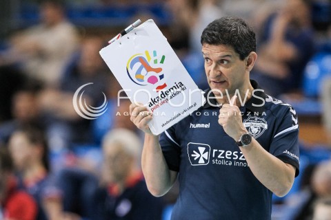  26.04.2018 RZESZOW <br />SIATKOWKA LIGA SIATKOWKI KOBIET LSK 2017/2018 WOMEN VOLLEYBALL POLAND POLISH LEAGUE <br />FAZA PLAYOFF - MECZ O 3. MIEJSCE - 1. MECZ<br />MECZ DEVELOPRES SKYRES RZESZOW - GROT BUDOWLANI LODZ <br />N/Z LORENZO MICELLI - I TRENER ( HEAD COACH ) SYLWETKA <br /> 