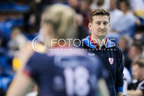  26.04.2018 RZESZOW <br />SIATKOWKA LIGA SIATKOWKI KOBIET LSK 2017/2018 WOMEN VOLLEYBALL POLAND POLISH LEAGUE <br />FAZA PLAYOFF - MECZ O 3. MIEJSCE - 1. MECZ<br />MECZ DEVELOPRES SKYRES RZESZOW - GROT BUDOWLANI LODZ <br />N/Z BLAZEJ KRYSZTALOWICZ - I TRENER ( HEAD COACH ) <br /> 
