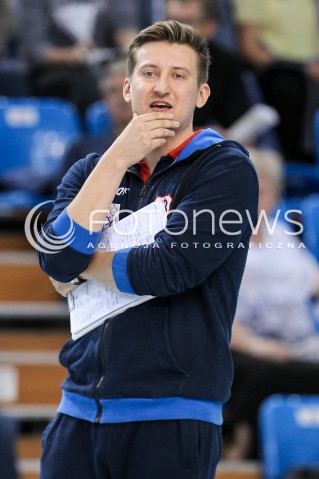  26.04.2018 RZESZOW <br />SIATKOWKA LIGA SIATKOWKI KOBIET LSK 2017/2018 WOMEN VOLLEYBALL POLAND POLISH LEAGUE <br />FAZA PLAYOFF - MECZ O 3. MIEJSCE - 1. MECZ<br />MECZ DEVELOPRES SKYRES RZESZOW - GROT BUDOWLANI LODZ <br />N/Z BLAZEJ KRYSZTALOWICZ - I TRENER ( HEAD COACH ) SYLWETKA <br /> 