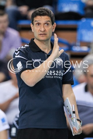  26.04.2018 RZESZOW <br />SIATKOWKA LIGA SIATKOWKI KOBIET LSK 2017/2018 WOMEN VOLLEYBALL POLAND POLISH LEAGUE <br />FAZA PLAYOFF - MECZ O 3. MIEJSCE - 1. MECZ<br />MECZ DEVELOPRES SKYRES RZESZOW - GROT BUDOWLANI LODZ <br />N/Z LORENZO MICELLI - I TRENER ( HEAD COACH ) SYLWETKA <br /> 