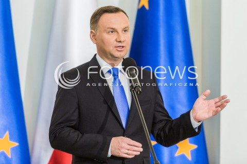  27.04.2018 WARSZAWA<br />PODPISANIE USTAWY O ZMIANIE USTAWY O USLUGACH PLATNICZYCH ORAZ NIEKTORYCH INNYCH USTAW DOTYCZACYCH BLEDNYCH PRZELEWOW<br />N/Z PREZYDENT RP ANDRZEJ DUDA <br /> 