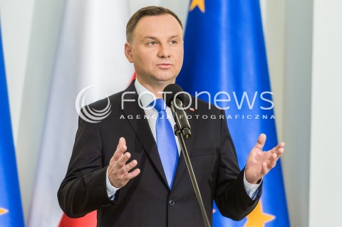  27.04.2018 WARSZAWA<br />PODPISANIE USTAWY O ZMIANIE USTAWY O USLUGACH PLATNICZYCH ORAZ NIEKTORYCH INNYCH USTAW DOTYCZACYCH BLEDNYCH PRZELEWOW<br />N/Z PREZYDENT RP ANDRZEJ DUDA <br /> 