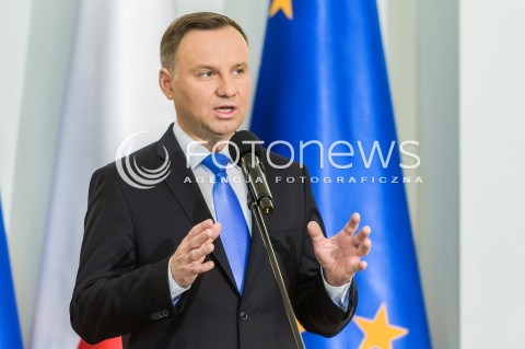  27.04.2018 WARSZAWA<br />PODPISANIE USTAWY O ZMIANIE USTAWY O USLUGACH PLATNICZYCH ORAZ NIEKTORYCH INNYCH USTAW DOTYCZACYCH BLEDNYCH PRZELEWOW<br />N/Z PREZYDENT RP ANDRZEJ DUDA <br /> 