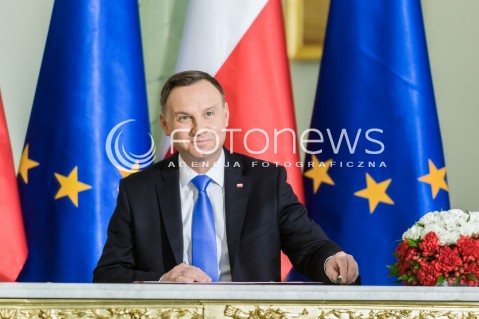  27.04.2018 WARSZAWA<br />PODPISANIE USTAWY O ZMIANIE USTAWY O USLUGACH PLATNICZYCH ORAZ NIEKTORYCH INNYCH USTAW DOTYCZACYCH BLEDNYCH PRZELEWOW<br />N/Z PREZYDENT RP ANDRZEJ DUDA <br /> 
