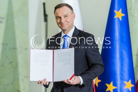  27.04.2018 WARSZAWA<br />PODPISANIE USTAWY O ZMIANIE USTAWY O USLUGACH PLATNICZYCH ORAZ NIEKTORYCH INNYCH USTAW DOTYCZACYCH BLEDNYCH PRZELEWOW<br />N/Z PREZYDENT RP ANDRZEJ DUDA <br /> 