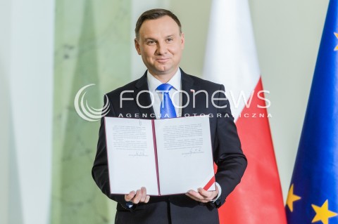  27.04.2018 WARSZAWA<br />PODPISANIE USTAWY O ZMIANIE USTAWY O USLUGACH PLATNICZYCH ORAZ NIEKTORYCH INNYCH USTAW DOTYCZACYCH BLEDNYCH PRZELEWOW<br />N/Z PREZYDENT RP ANDRZEJ DUDA <br /> 