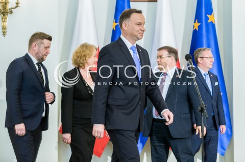  27.04.2018 WARSZAWA<br />PODPISANIE USTAWY O ZMIANIE USTAWY O USLUGACH PLATNICZYCH ORAZ NIEKTORYCH INNYCH USTAW DOTYCZACYCH BLEDNYCH PRZELEWOW<br />N/Z PREZYDENT RP ANDRZEJ DUDA ANDRZEJ DERA<br /> 