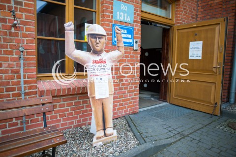  28.04.2018 GDANSK <br />OGOLNOPOLSKIE OBCHODY CZTERDZIESTOLECIA UTWORZENIA WOLNYCH ZWIAZKOW ZAWODOWYCH<br />N/Z KARTONOWY ROBOTNIK SOLIDARNOSCI PRZED WEJSCIEM DO SALI BHP STOCZNI GDANSKIEJ<br /> 