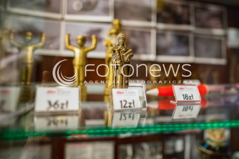  28.04.2018 GDANSK <br />OGOLNOPOLSKIE OBCHODY CZTERDZIESTOLECIA UTWORZENIA WOLNYCH ZWIAZKOW ZAWODOWYCH<br />N/Z SOUVENIRY PAMIATKI W SALI BHP STOCZNI GDANSKIEJ<br /> 