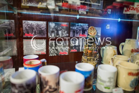  28.04.2018 GDANSK <br />OGOLNOPOLSKIE OBCHODY CZTERDZIESTOLECIA UTWORZENIA WOLNYCH ZWIAZKOW ZAWODOWYCH<br />N/Z SOUVENIRY PAMIATKI W SALI BHP STOCZNI GDANSKIEJ<br /> 