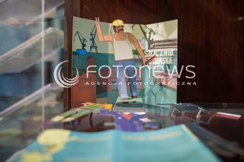  28.04.2018 GDANSK <br />OGOLNOPOLSKIE OBCHODY CZTERDZIESTOLECIA UTWORZENIA WOLNYCH ZWIAZKOW ZAWODOWYCH<br />N/Z SOUVENIRY PAMIATKI W SALI BHP STOCZNI GDANSKIEJ PODOBIZNA LECHA WALESY<br /> 