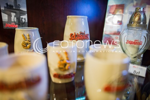  28.04.2018 GDANSK <br />OGOLNOPOLSKIE OBCHODY CZTERDZIESTOLECIA UTWORZENIA WOLNYCH ZWIAZKOW ZAWODOWYCH<br />N/Z SOUVENIRY PAMIATKI W SALI BHP STOCZNI GDANSKIEJ<br /> 