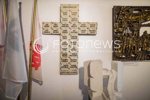  28.04.2018 GDANSK <br />OGOLNOPOLSKIE OBCHODY CZTERDZIESTOLECIA UTWORZENIA WOLNYCH ZWIAZKOW ZAWODOWYCH<br />N/Z KRZYZ Z NAZWISKAMI POLEGLYCH GRUDNIA 1970<br /> 