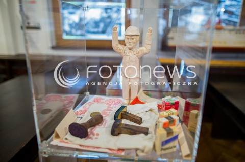  28.04.2018 GDANSK <br />OGOLNOPOLSKIE OBCHODY CZTERDZIESTOLECIA UTWORZENIA WOLNYCH ZWIAZKOW ZAWODOWYCH<br />N/Z FIGURKA ROBOTNIKA Z NAPISEM ZWYCIEZYMY<br /> 