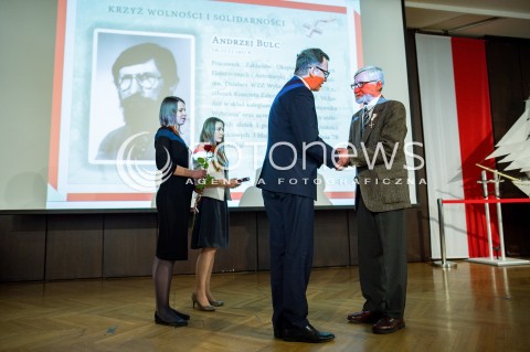  28.04.2018 GDANSK <br />OGOLNOPOLSKIE OBCHODY CZTERDZIESTOLECIA UTWORZENIA WOLNYCH ZWIAZKOW ZAWODOWYCH<br />N/Z WRECZENIE KRZYZ WOLNOSCI I SOLIDARNOSCI JAROSLAW SZAREK ANDRZEJ BULC<br /> 