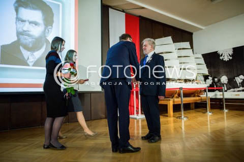  28.04.2018 GDANSK <br />OGOLNOPOLSKIE OBCHODY CZTERDZIESTOLECIA UTWORZENIA WOLNYCH ZWIAZKOW ZAWODOWYCH<br />N/Z WRECZENIE KRZYZ WOLNOSCI I SOLIDARNOSCI JAROSLAW SZAREK ANDRZEJ GWIAZDA<br /> 