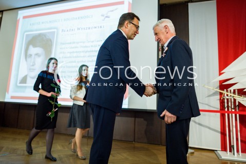  28.04.2018 GDANSK <br />OGOLNOPOLSKIE OBCHODY CZTERDZIESTOLECIA UTWORZENIA WOLNYCH ZWIAZKOW ZAWODOWYCH<br />N/Z WRECZENIE KRZYZ WOLNOSCI I SOLIDARNOSCI JAROSLAW SZAREK BLAZEJ WYSZKOWSKI<br /> 