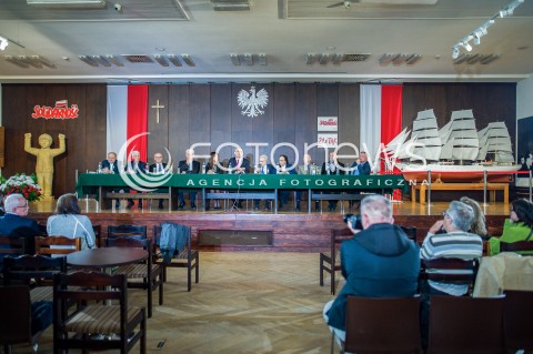  28.04.2018 GDANSK <br />OGOLNOPOLSKIE OBCHODY CZTERDZIESTOLECIA UTWORZENIA WOLNYCH ZWIAZKOW ZAWODOWYCH<br />N/Z SPOTKANIE WSPOMNIENIOWE SWIADKOWIE HISTORII O WALCE O WOLNA POLSKE SLAWOMIR CENCKIEWICZ ANDRZEJ GWIAZDA JOANNA DUDA GWIAZDA KRZYSZTOF WYSZKOWSKI<br /> 