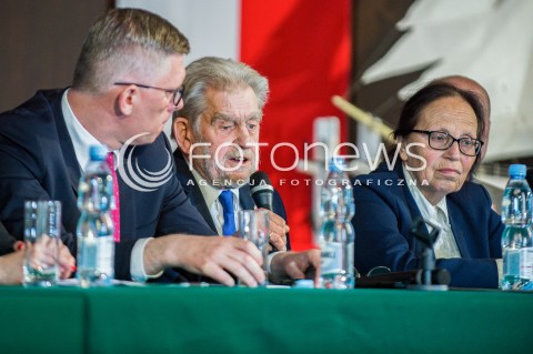  28.04.2018 GDANSK <br />OGOLNOPOLSKIE OBCHODY CZTERDZIESTOLECIA UTWORZENIA WOLNYCH ZWIAZKOW ZAWODOWYCH<br />N/Z SLAWOMIR CENCKIEWICZ ANDRZEJ GWIAZDA JOANNA DUDA GWIAZDA<br /> 