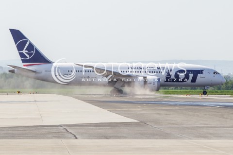  30.04.2018 LOTNISKO RZESZOW JASIONKA <br />INAUGURACJA BEZPOSREDNIEGO POLACZENIA POLSKICH LINII LOTNICZYCH PLL LOT Z RZESZOWA DO NOWEGO JORKU<br />SAMOLOTY BOEING 787 DREAMLINER BEDA LATALY Z RZESZOWA DO NOWEGO JORKU ( NEWARK ) RAZ W TYGODNIU <br />N/Z SAMOLOT BOEING 787 - 8 DREAMLINER <br /> 