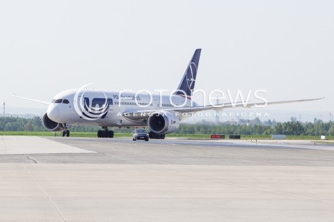  30.04.2018 LOTNISKO RZESZOW JASIONKA <br />INAUGURACJA BEZPOSREDNIEGO POLACZENIA POLSKICH LINII LOTNICZYCH PLL LOT Z RZESZOWA DO NOWEGO JORKU<br />SAMOLOTY BOEING 787 DREAMLINER BEDA LATALY Z RZESZOWA DO NOWEGO JORKU ( NEWARK ) RAZ W TYGODNIU <br />N/Z SAMOLOT BOEING 787 - 8 DREAMLINER <br /> 