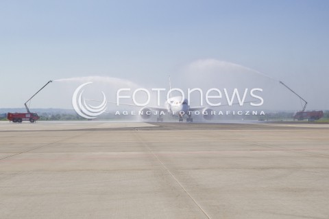  30.04.2018 LOTNISKO RZESZOW JASIONKA <br />INAUGURACJA BEZPOSREDNIEGO POLACZENIA POLSKICH LINII LOTNICZYCH PLL LOT Z RZESZOWA DO NOWEGO JORKU<br />SAMOLOTY BOEING 787 DREAMLINER BEDA LATALY Z RZESZOWA DO NOWEGO JORKU ( NEWARK ) RAZ W TYGODNIU <br />N/Z SAMOLOT BOEING 787 - 8 DREAMLINER SALUT WODNY<br /> 