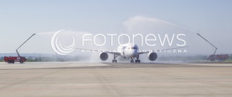  30.04.2018 LOTNISKO RZESZOW JASIONKA <br />INAUGURACJA BEZPOSREDNIEGO POLACZENIA POLSKICH LINII LOTNICZYCH PLL LOT Z RZESZOWA DO NOWEGO JORKU<br />SAMOLOTY BOEING 787 DREAMLINER BEDA LATALY Z RZESZOWA DO NOWEGO JORKU ( NEWARK ) RAZ W TYGODNIU <br />N/Z SAMOLOT BOEING 787 - 8 DREAMLINER SALUT WODNY<br /> 