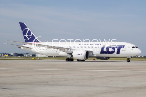  30.04.2018 LOTNISKO RZESZOW JASIONKA <br />INAUGURACJA BEZPOSREDNIEGO POLACZENIA POLSKICH LINII LOTNICZYCH PLL LOT Z RZESZOWA DO NOWEGO JORKU<br />SAMOLOTY BOEING 787 DREAMLINER BEDA LATALY Z RZESZOWA DO NOWEGO JORKU ( NEWARK ) RAZ W TYGODNIU <br />N/Z SAMOLOT BOEING 787 - 8 DREAMLINER <br /> 