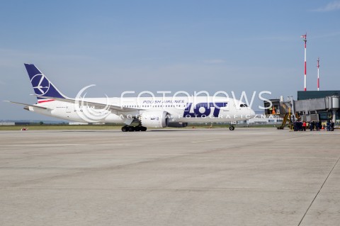  30.04.2018 LOTNISKO RZESZOW JASIONKA <br />INAUGURACJA BEZPOSREDNIEGO POLACZENIA POLSKICH LINII LOTNICZYCH PLL LOT Z RZESZOWA DO NOWEGO JORKU<br />SAMOLOTY BOEING 787 DREAMLINER BEDA LATALY Z RZESZOWA DO NOWEGO JORKU ( NEWARK ) RAZ W TYGODNIU <br />N/Z SAMOLOT BOEING 787 - 8 DREAMLINER <br /> 