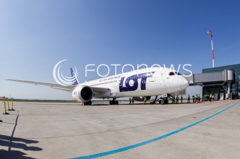  30.04.2018 LOTNISKO RZESZOW JASIONKA <br />INAUGURACJA BEZPOSREDNIEGO POLACZENIA POLSKICH LINII LOTNICZYCH PLL LOT Z RZESZOWA DO NOWEGO JORKU<br />SAMOLOTY BOEING 787 DREAMLINER BEDA LATALY Z RZESZOWA DO NOWEGO JORKU ( NEWARK ) RAZ W TYGODNIU <br />N/Z SAMOLOT BOEING 787 - 8 DREAMLINER <br /> 