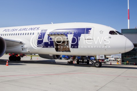  30.04.2018 LOTNISKO RZESZOW JASIONKA <br />INAUGURACJA BEZPOSREDNIEGO POLACZENIA POLSKICH LINII LOTNICZYCH PLL LOT Z RZESZOWA DO NOWEGO JORKU<br />SAMOLOTY BOEING 787 DREAMLINER BEDA LATALY Z RZESZOWA DO NOWEGO JORKU ( NEWARK ) RAZ W TYGODNIU <br />N/Z SAMOLOT BOEING 787 - 8 DREAMLINER <br /> 