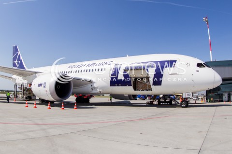  30.04.2018 LOTNISKO RZESZOW JASIONKA <br />INAUGURACJA BEZPOSREDNIEGO POLACZENIA POLSKICH LINII LOTNICZYCH PLL LOT Z RZESZOWA DO NOWEGO JORKU<br />SAMOLOTY BOEING 787 DREAMLINER BEDA LATALY Z RZESZOWA DO NOWEGO JORKU ( NEWARK ) RAZ W TYGODNIU <br />N/Z SAMOLOT BOEING 787 - 8 DREAMLINER <br /> 