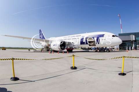  30.04.2018 LOTNISKO RZESZOW JASIONKA <br />INAUGURACJA BEZPOSREDNIEGO POLACZENIA POLSKICH LINII LOTNICZYCH PLL LOT Z RZESZOWA DO NOWEGO JORKU<br />SAMOLOTY BOEING 787 DREAMLINER BEDA LATALY Z RZESZOWA DO NOWEGO JORKU ( NEWARK ) RAZ W TYGODNIU <br />N/Z SAMOLOT BOEING 787 - 8 DREAMLINER <br /> 