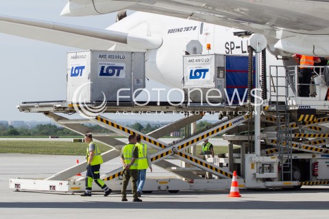  30.04.2018 LOTNISKO RZESZOW JASIONKA <br />INAUGURACJA BEZPOSREDNIEGO POLACZENIA POLSKICH LINII LOTNICZYCH PLL LOT Z RZESZOWA DO NOWEGO JORKU<br />SAMOLOTY BOEING 787 DREAMLINER BEDA LATALY Z RZESZOWA DO NOWEGO JORKU ( NEWARK ) RAZ W TYGODNIU <br />N/Z KONTENERY CARGO SAMOLOT BOEING 787 - 8 DREAMLINER <br /> 