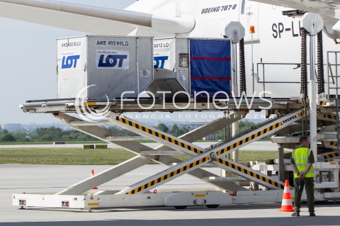  30.04.2018 LOTNISKO RZESZOW JASIONKA <br />INAUGURACJA BEZPOSREDNIEGO POLACZENIA POLSKICH LINII LOTNICZYCH PLL LOT Z RZESZOWA DO NOWEGO JORKU<br />SAMOLOTY BOEING 787 DREAMLINER BEDA LATALY Z RZESZOWA DO NOWEGO JORKU ( NEWARK ) RAZ W TYGODNIU <br />N/Z KONTENERY CARGO SAMOLOT BOEING 787 - 8 DREAMLINER <br /> 