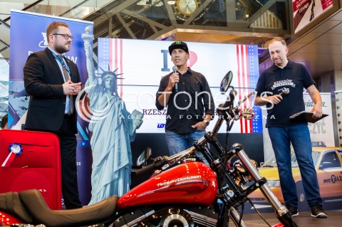  30.04.2018 LOTNISKO RZESZOW JASIONKA <br />INAUGURACJA BEZPOSREDNIEGO POLACZENIA POLSKICH LINII LOTNICZYCH PLL LOT Z RZESZOWA DO NOWEGO JORKU<br />SAMOLOTY BOEING 787 DREAMLINER BEDA LATALY Z RZESZOWA DO NOWEGO JORKU ( NEWARK ) RAZ W TYGODNIU <br />N/Z MICHAL TABISZ GREG HANCOCK - ZUZLOWIEC PROMUJACY NOWE POLACZENIE<br /> 