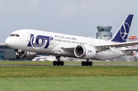  30.04.2018 LOTNISKO RZESZOW JASIONKA <br />INAUGURACJA BEZPOSREDNIEGO POLACZENIA POLSKICH LINII LOTNICZYCH PLL LOT Z RZESZOWA DO NOWEGO JORKU<br />SAMOLOTY BOEING 787 DREAMLINER BEDA LATALY Z RZESZOWA DO NOWEGO JORKU ( NEWARK ) RAZ W TYGODNIU <br />N/Z SAMOLOT BOEING 787 - 8 DREAMLINER <br /> 