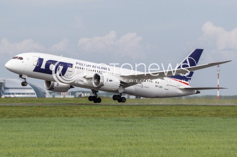  30.04.2018 LOTNISKO RZESZOW JASIONKA <br />INAUGURACJA BEZPOSREDNIEGO POLACZENIA POLSKICH LINII LOTNICZYCH PLL LOT Z RZESZOWA DO NOWEGO JORKU<br />SAMOLOTY BOEING 787 DREAMLINER BEDA LATALY Z RZESZOWA DO NOWEGO JORKU ( NEWARK ) RAZ W TYGODNIU <br />N/Z SAMOLOT BOEING 787 - 8 DREAMLINER <br /> 