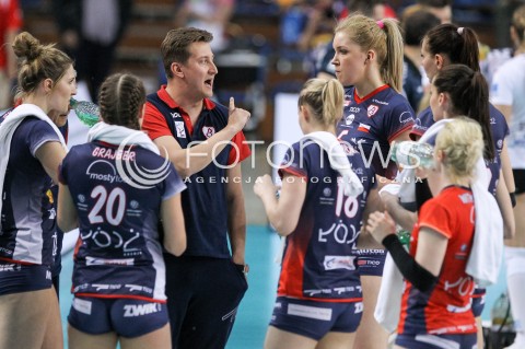  02.05.2018 RZESZOW <br />SIATKOWKA LIGA SIATKOWKI KOBIET LSK 2017/2018 WOMEN VOLLEYBALL POLAND POLISH LEAGUE <br />FAZA PLAYOFF - MECZ O 3. MIEJSCE - 3. MECZ <br />MECZ DEVELOPRES SKYRES RZESZOW - GROT BUDOWLANI LODZ <br />N/Z BLAZEJ KRZYSZTALOWICZ - I TRENER ( HEAD COACH ) AGNIESZKA KAKOLEWSKA <br /> 
