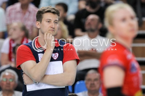  02.05.2018 RZESZOW <br />SIATKOWKA LIGA SIATKOWKI KOBIET LSK 2017/2018 WOMEN VOLLEYBALL POLAND POLISH LEAGUE <br />FAZA PLAYOFF - MECZ O 3. MIEJSCE - 3. MECZ <br />MECZ DEVELOPRES SKYRES RZESZOW - GROT BUDOWLANI LODZ <br />N/Z BLAZEJ KRZYSZTALOWICZ - I TRENER ( HEAD COACH ) SYLWETKA <br /> 